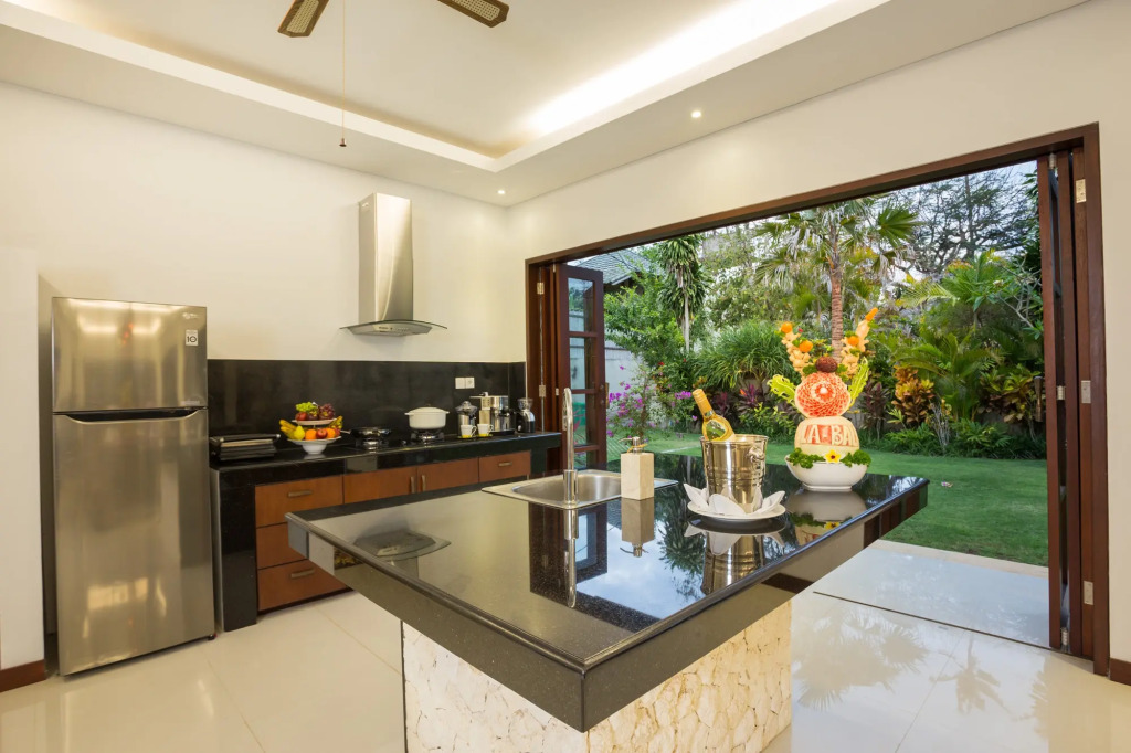 LA-BALI Villa Sanur, Spacious & Large, Private Pool, Pool Table, 5-Minutes walk to the Beach, Free Laundry, Private Cook, Massage, Daily Tour