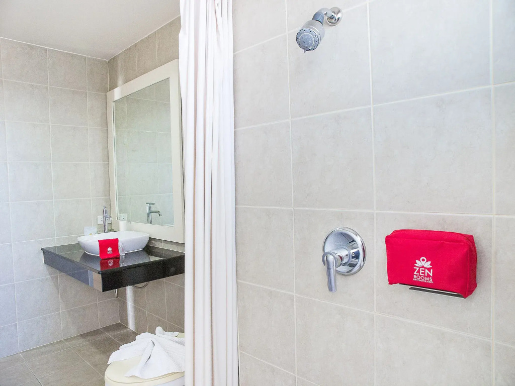 Отель ZEN Rooms Chaofa East Road
