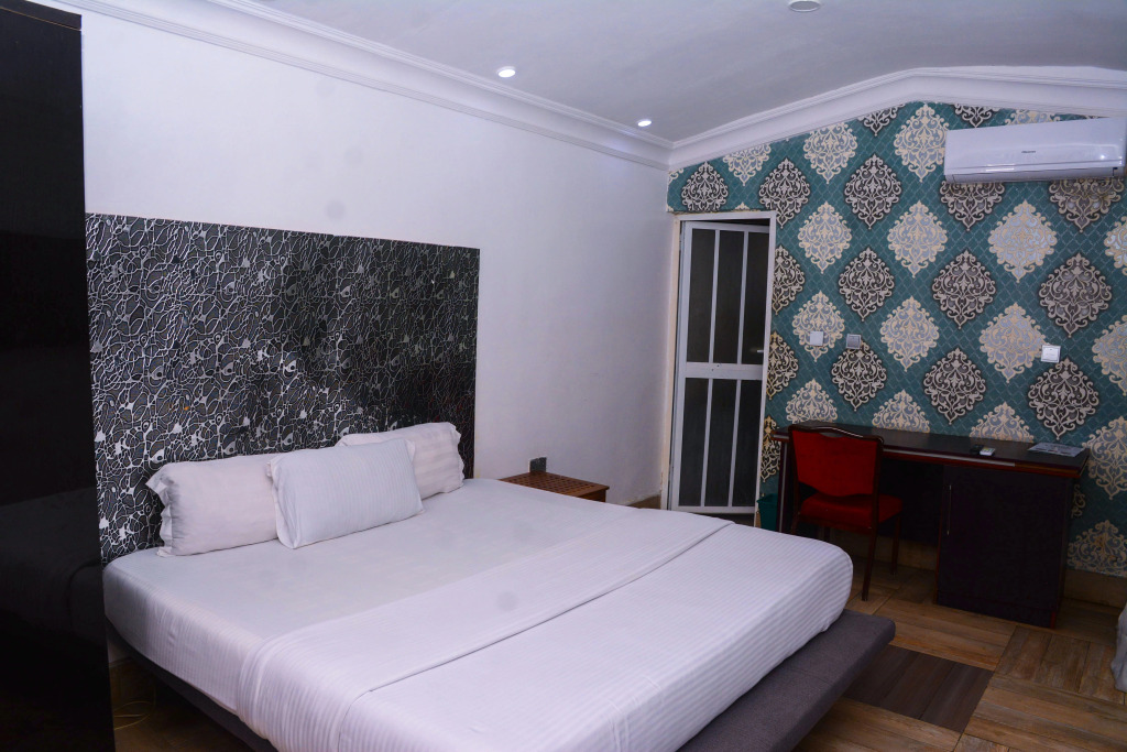 Отель Connecting Lagos Suites