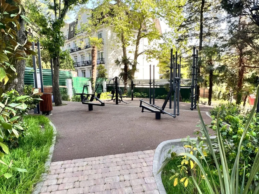 Квартира Студия в центре Сочи с балконом на ботанический парк и рядом с морем "Alma Apart",  100050