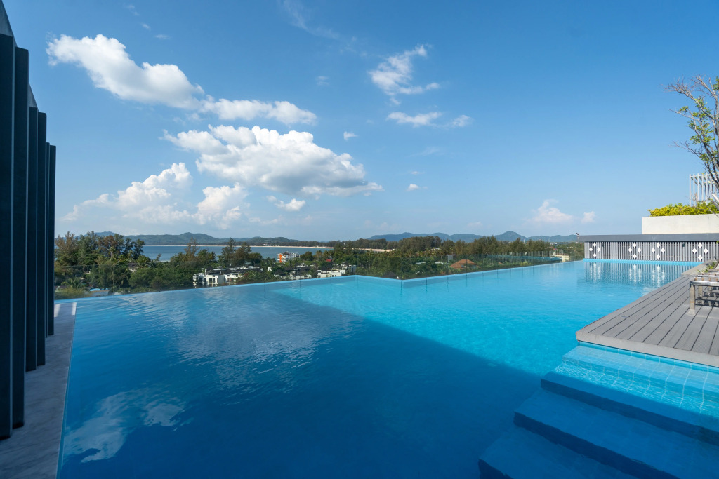 Отель Aristo Beach Resort condo by Roominger