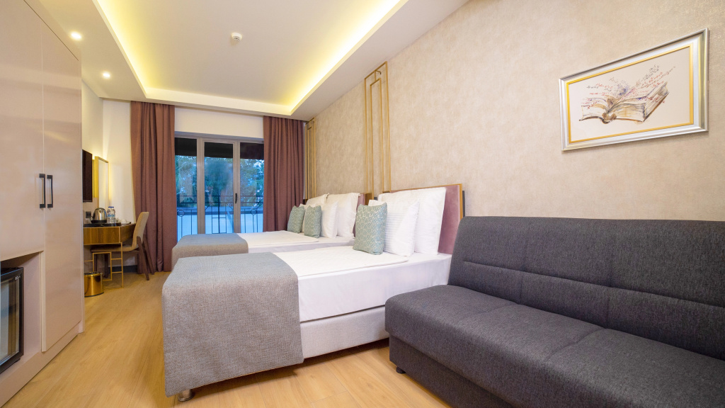 Leaf Port Hotel