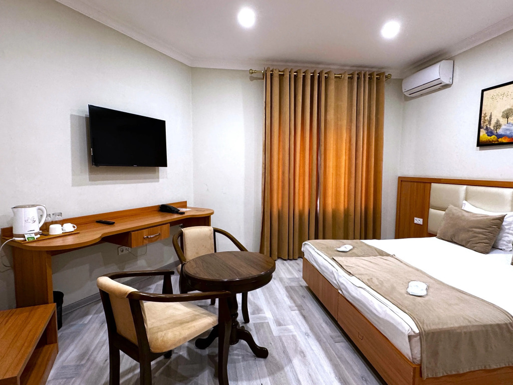 Отель The Moon Hotel