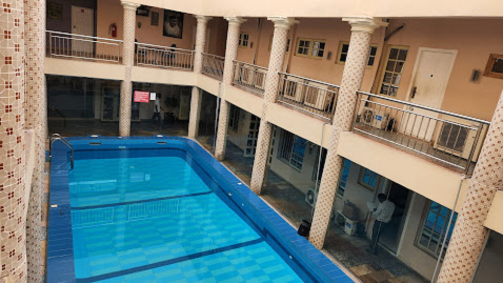 Отель Gold Rush Suites Uyo