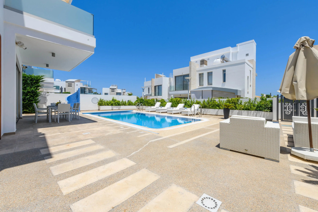 Mare Lombardi Villa