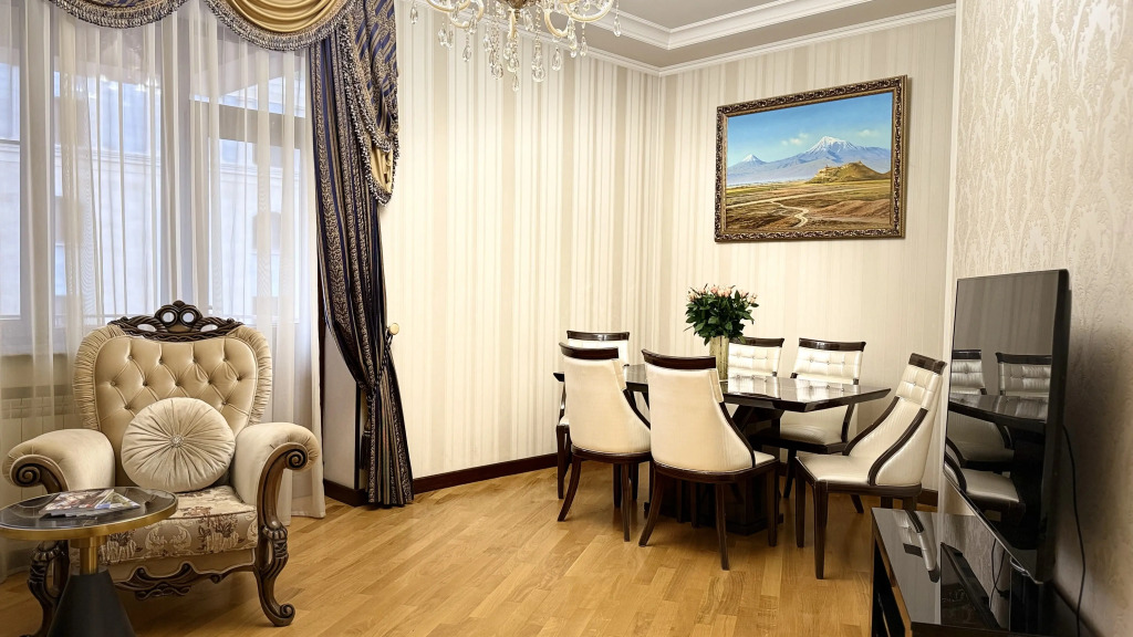 Апартаменты с 2 спальнями рядом с площадью от Sweet Home
