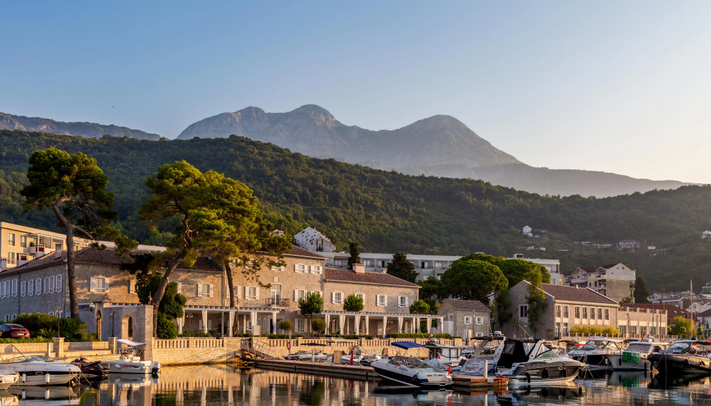 Lazure Hotel & Marina