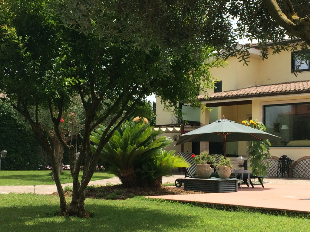 Exclusive Suite with Private Spa Jacuzzi J508L in Panoramic Garden - Roma vicino Ostia Mare