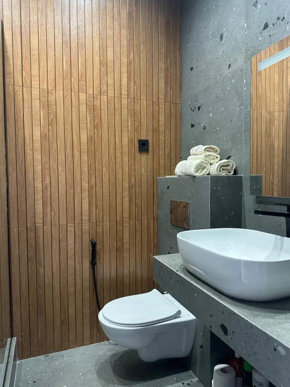 Двухместные апартаменты c 1 комнатой с балконом и с красивым видом из окна (двуспальная кровать) в Как дома 05