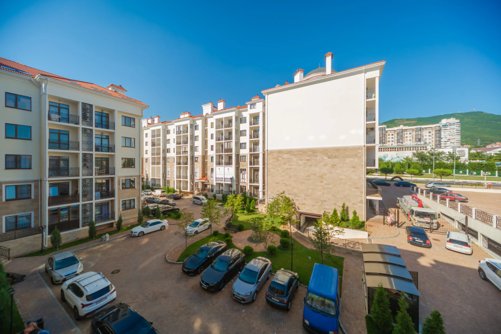 Апартаменты с балконом, вид  на горы бассейн во дворе Home Group