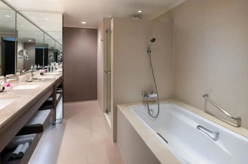 Отель Crowne Plaza Bangkok Lumpini Park by IHG