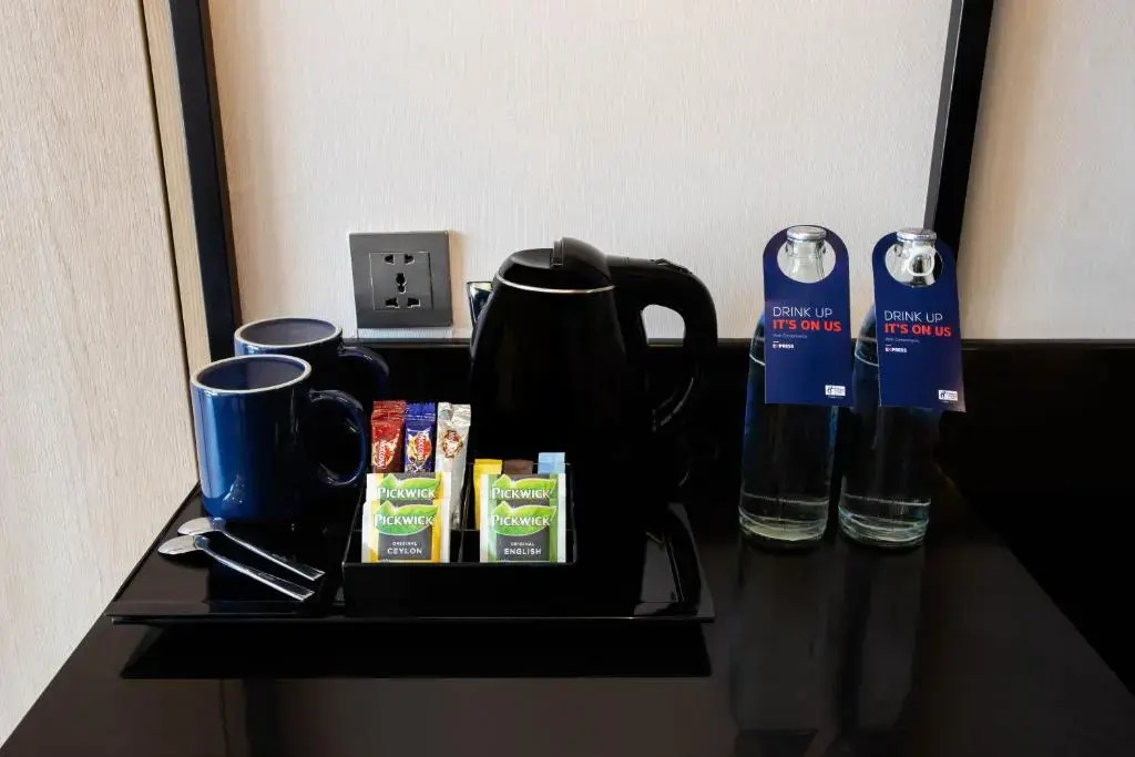 Отель Holiday Inn Express and Suites Bangkok Central Pier