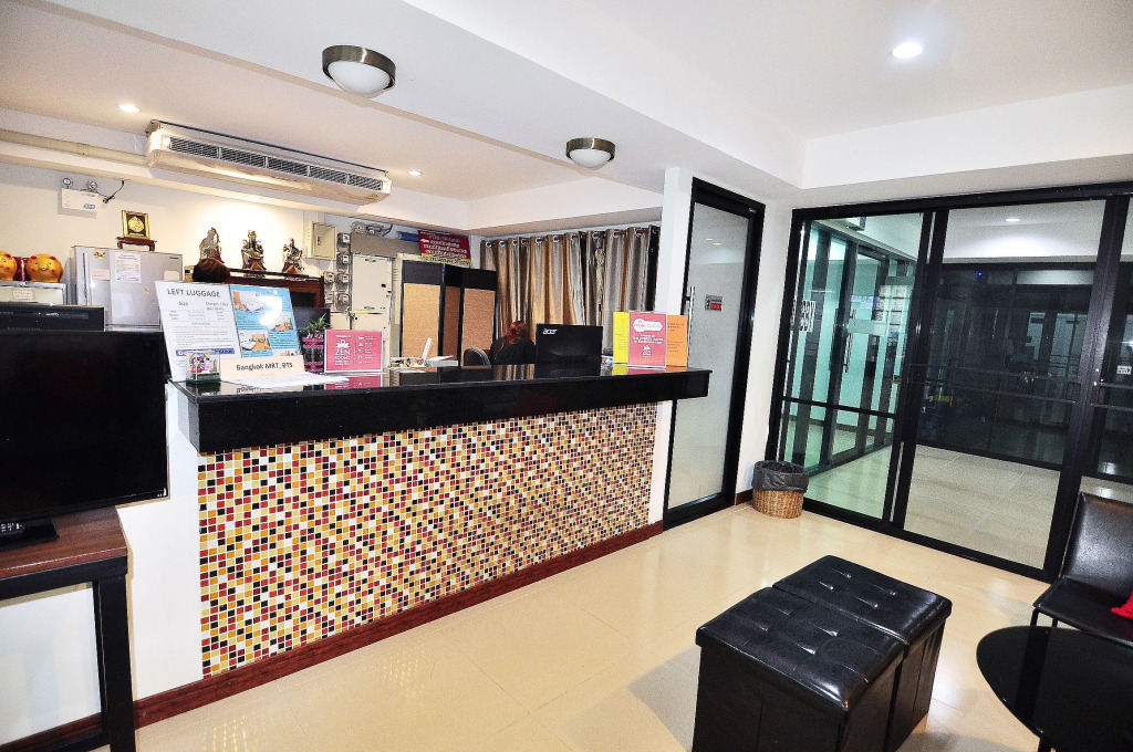 Отель ZEN Rooms Suthisan