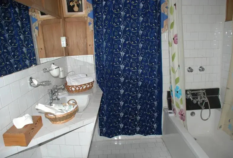 Отель Shiraz Deluxe Houseboat