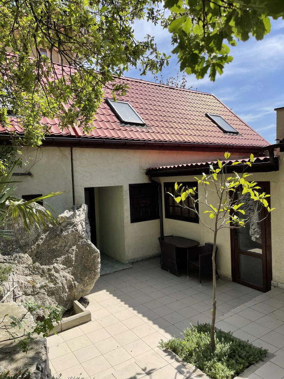 Flyor Guest House