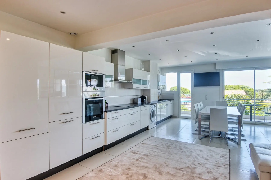 Luxurious 2BD W/seaview In Cap D'antibes Apartments