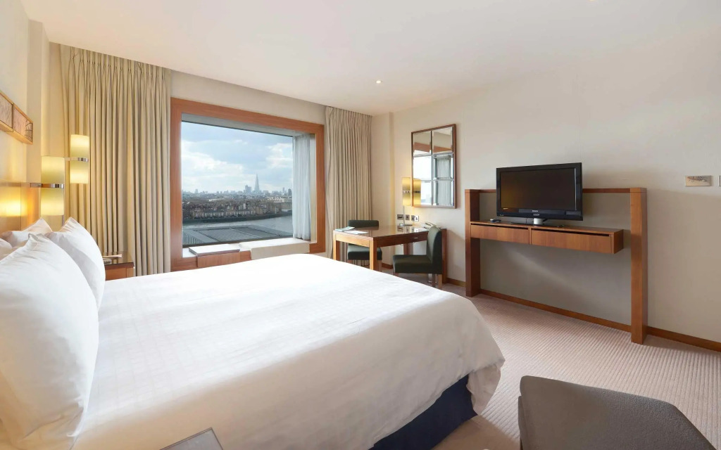 Canary Riverside Plaza Hotel