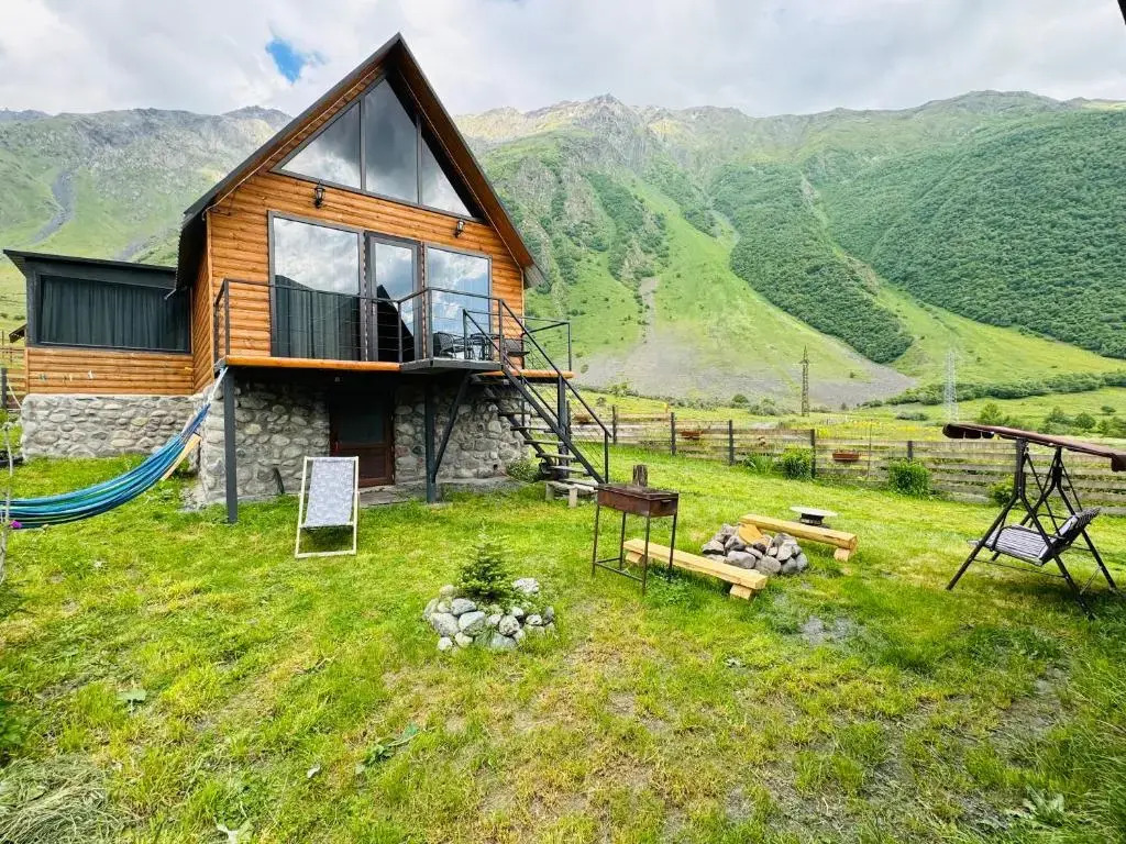Отель Travelers Cottages in Kazbegi