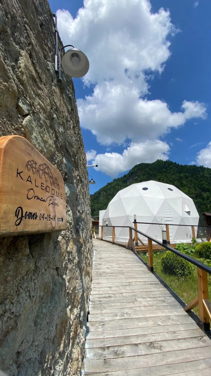 Glamping Kaledome orman evleri
