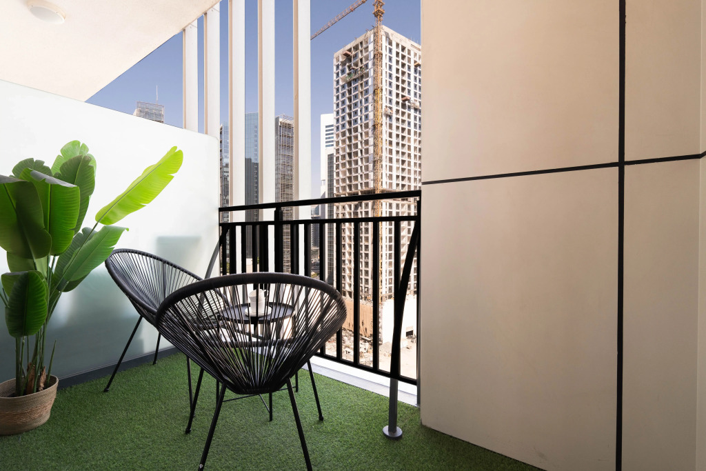 Апартаменты Lake-View 1BR Retreat in Business Bay Pool & Gym