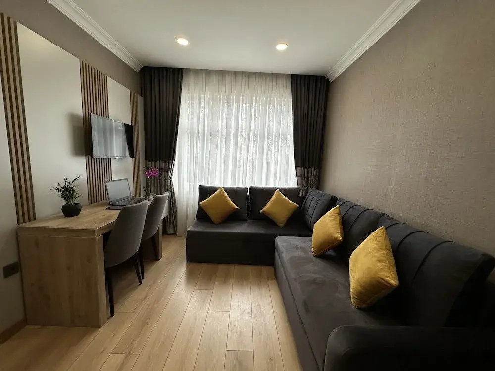 H&L Suites