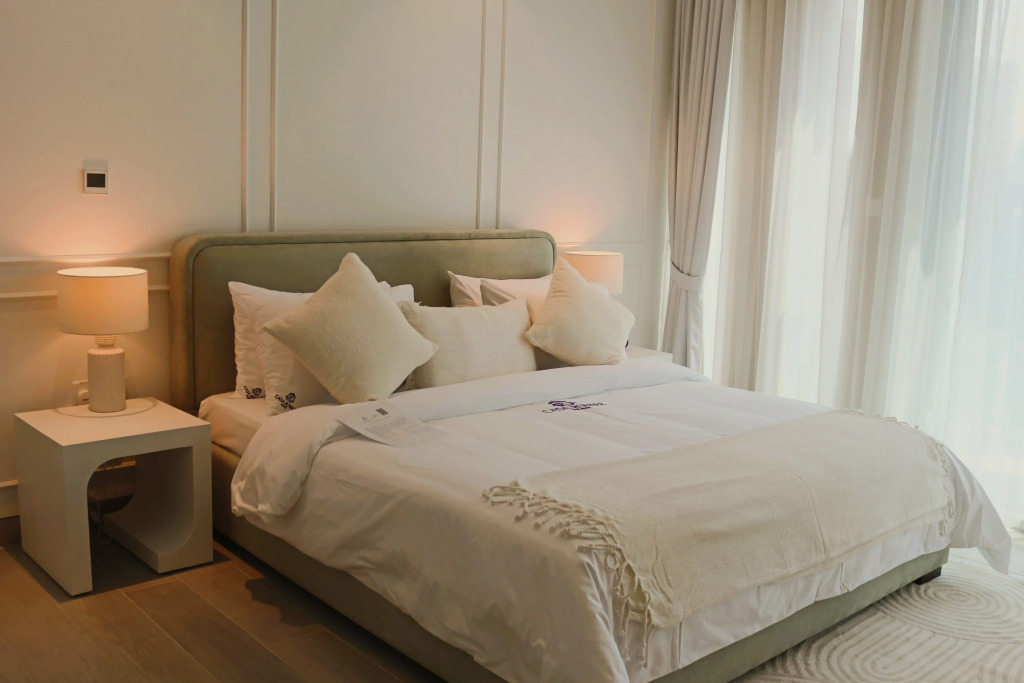 Casa Royale Vacation Homes - Dubai Marina Deluxe 1BR with Partial Marina View