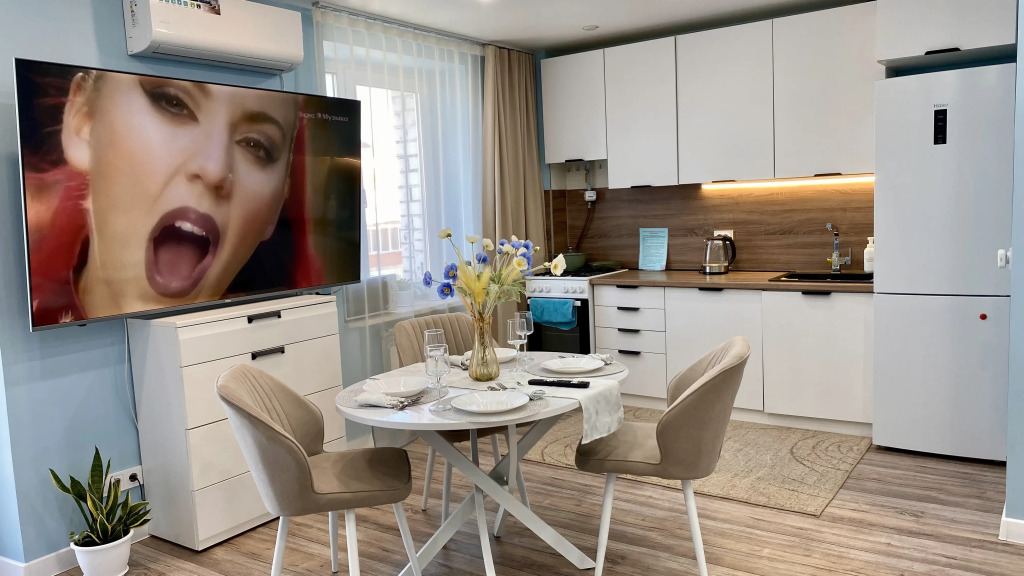 Апартаменты Горное Озеро Центр у Реки Гостиная 30 м², Спальня 25 м², Балкон, 2 кровати, Smart TV 85''