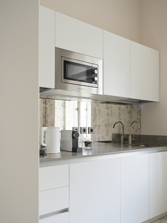 Апартаменты D Apartments в Роскошном Особняке с Анфиладой и Балконом