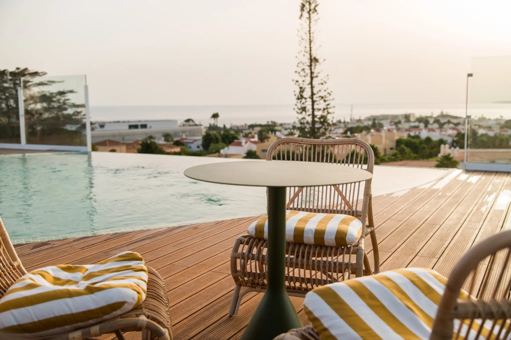 Отель Castelo Suites