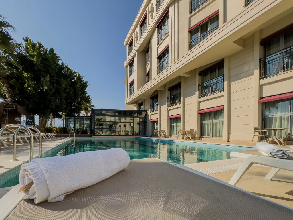 Leaf Port Hotel