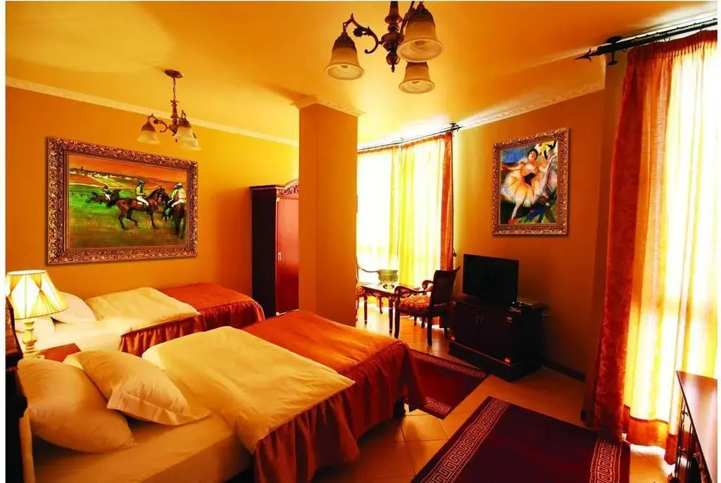 Dinasty Hotel