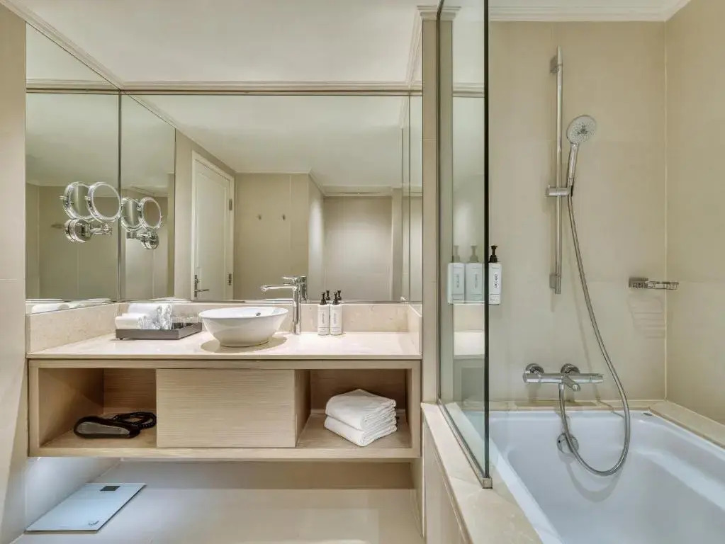 Отель Crowne Plaza Bangkok Lumpini Park by IHG