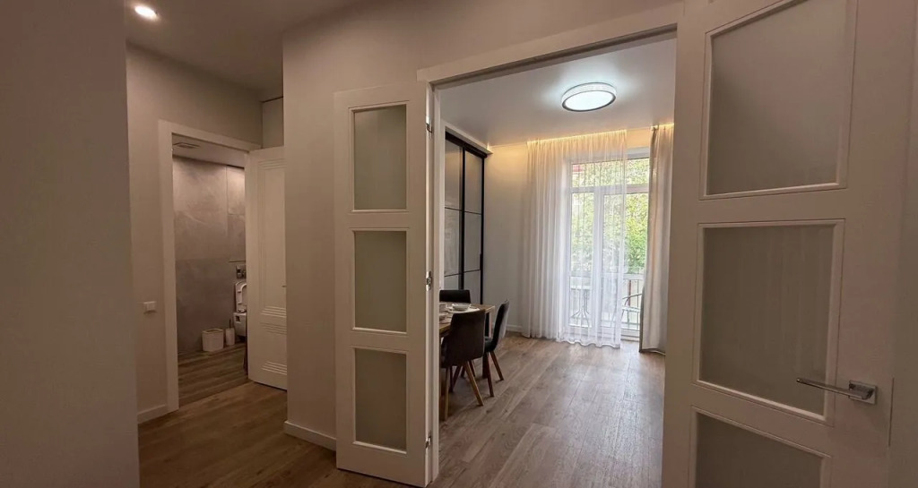 Квартира Атмoсферная Cталинка 50 М² С Видом На Oпеpный Теaтр