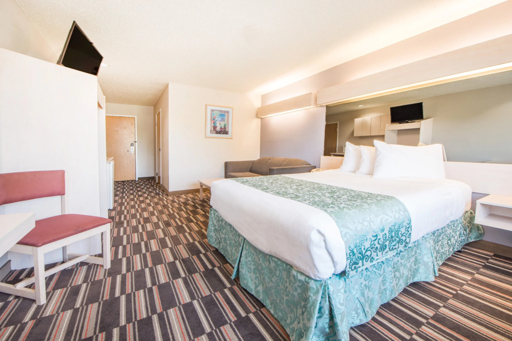 Отель Microtel Inn Suites by Wyndham Claremore