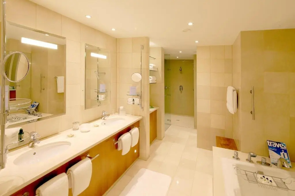Canary Riverside Plaza Hotel