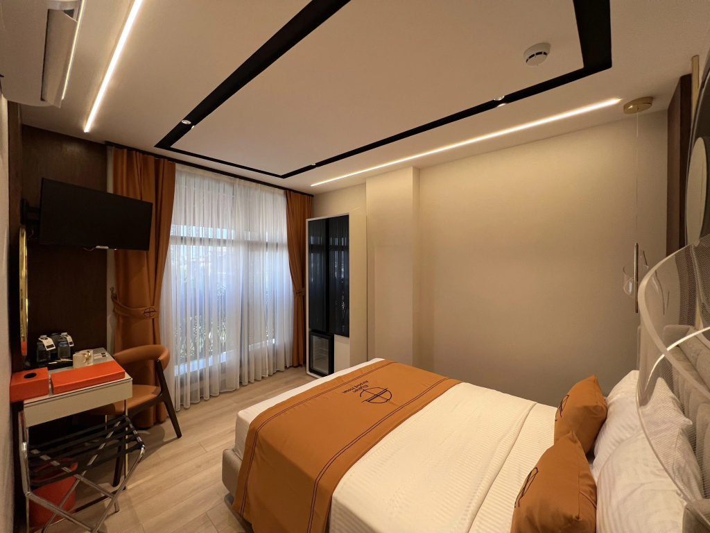 Elysian Airport Hotel & Restaurant
