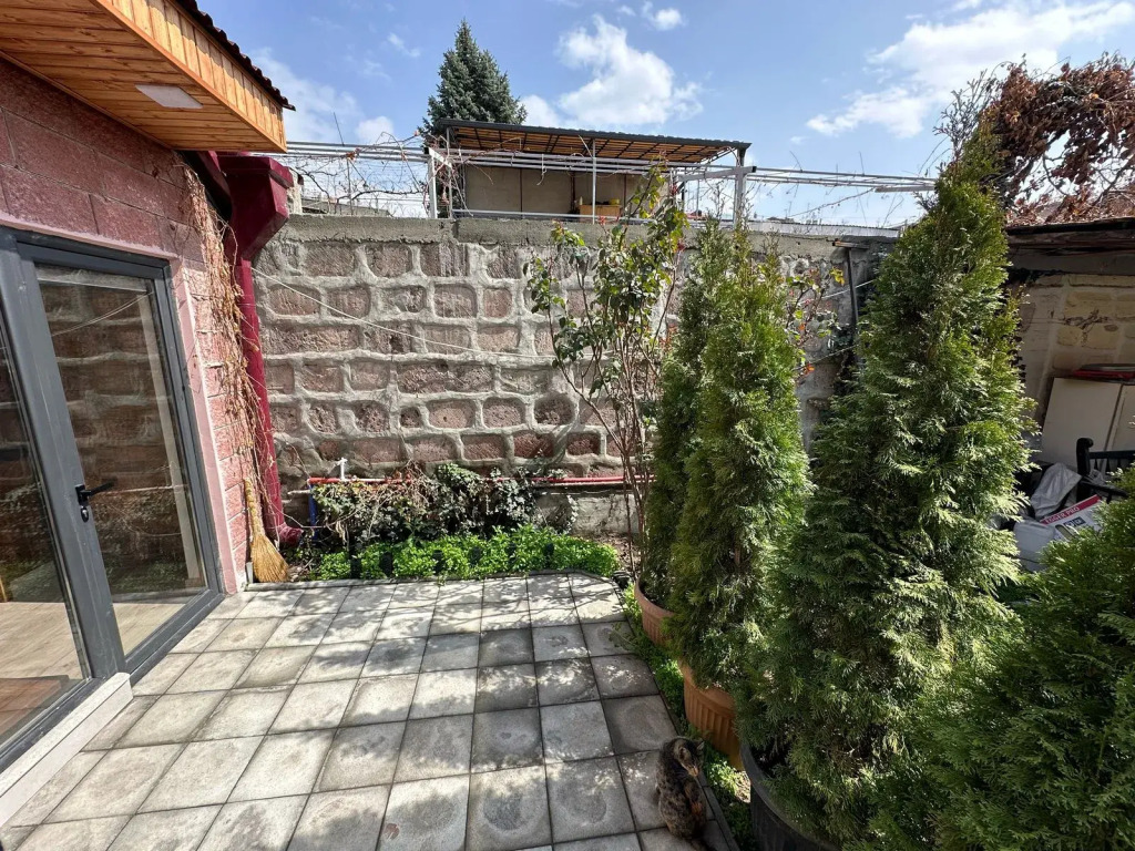 Частный дом Cozy home with garden very near to center