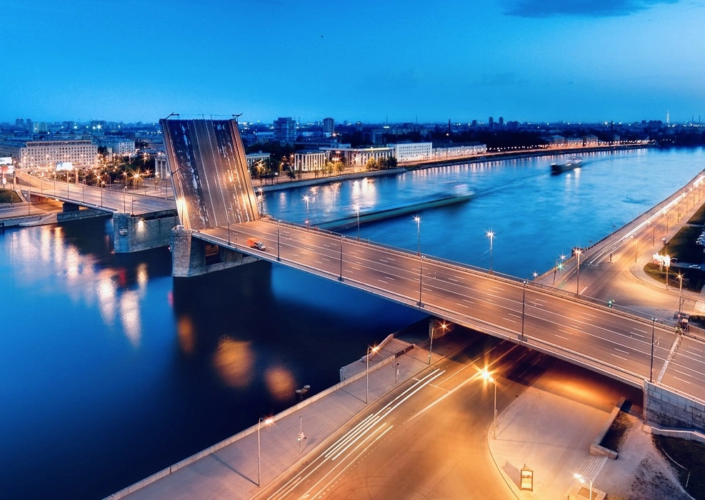 Квартира видовая евро-двухкомнатная Облака у метро рядом с разводным мостом и набережной Невы
