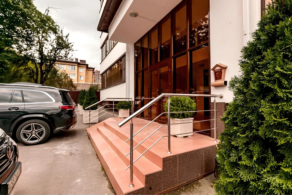 Elitnye Apartamenty Iriny Savelyevoy - Park - "krasnoye Solnyshko" - Parkovka