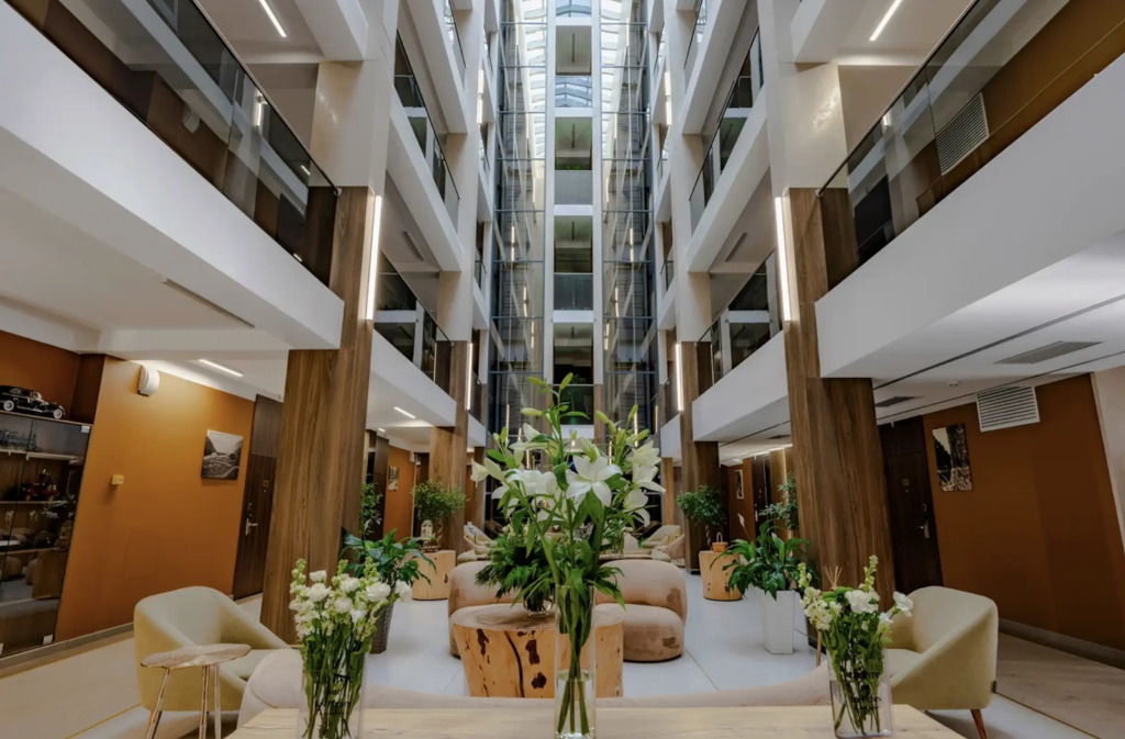 Апартаменты PolyanaHome с балконом в бизнес-комплексе Ламонт