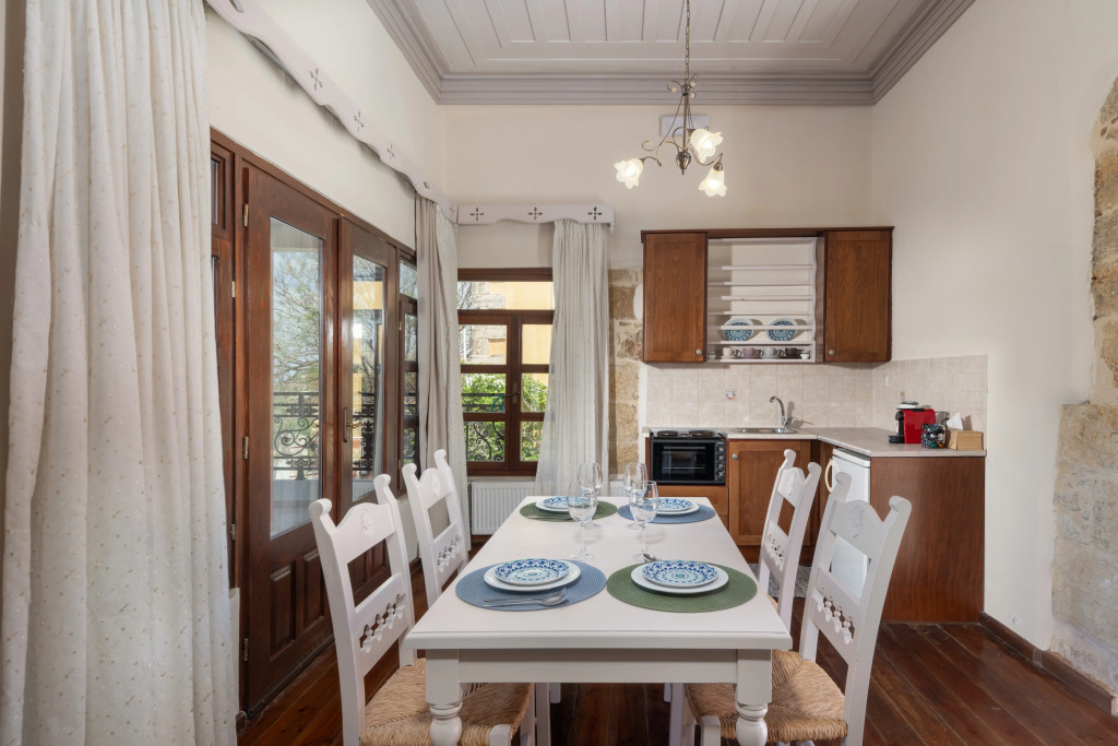 Вилла Arhontiko Arhanes an Authentic Cretan Mansion for 12 Guests