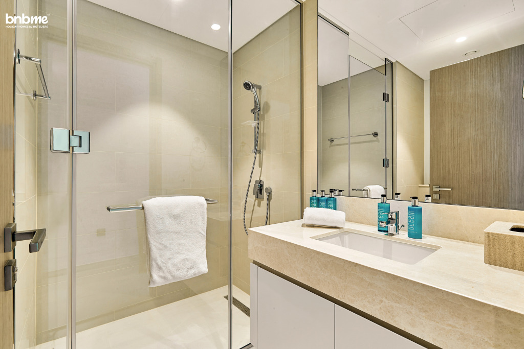 Апартаенты Bnbmehomes | Modern 2BR Treasure nr Dubai Fountain - 3302