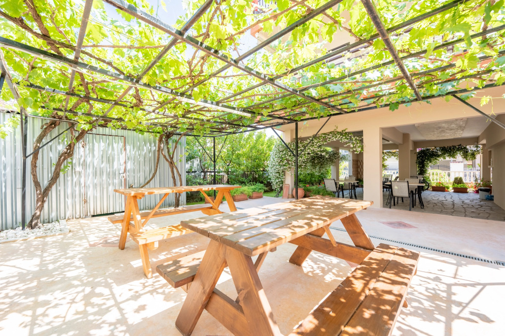 Milonas House Apartments