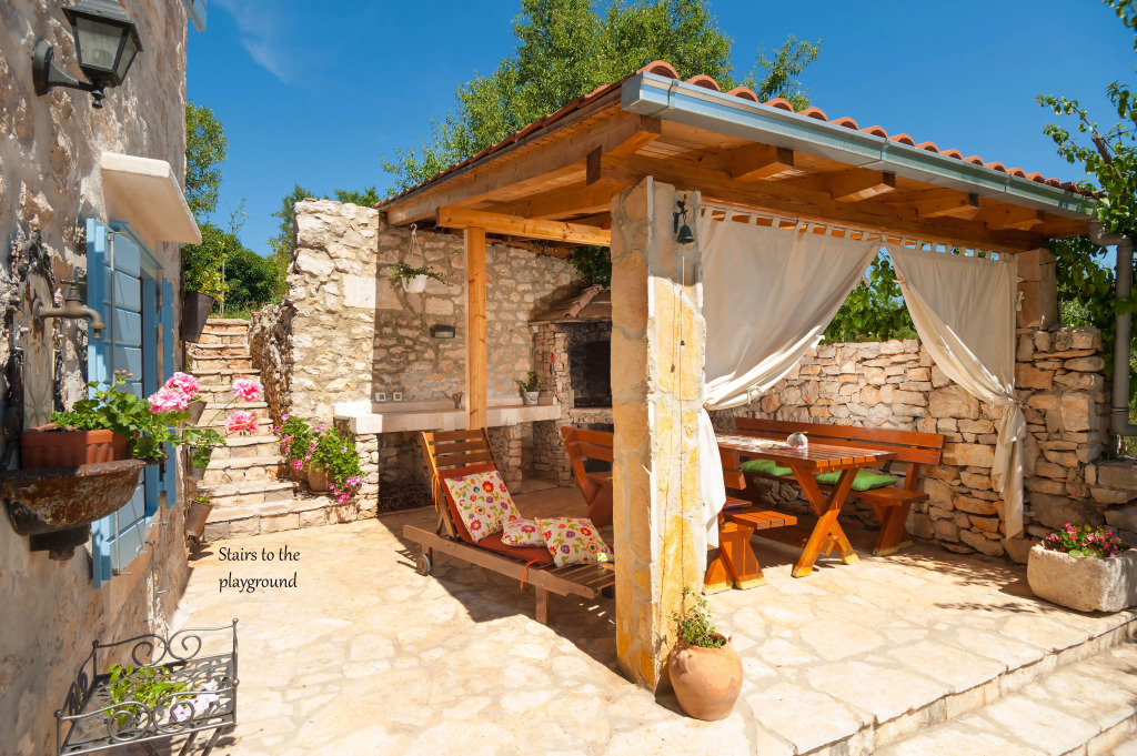 Villa Vicina - Historic Stone Villa with Pool & Sea Views I Milna