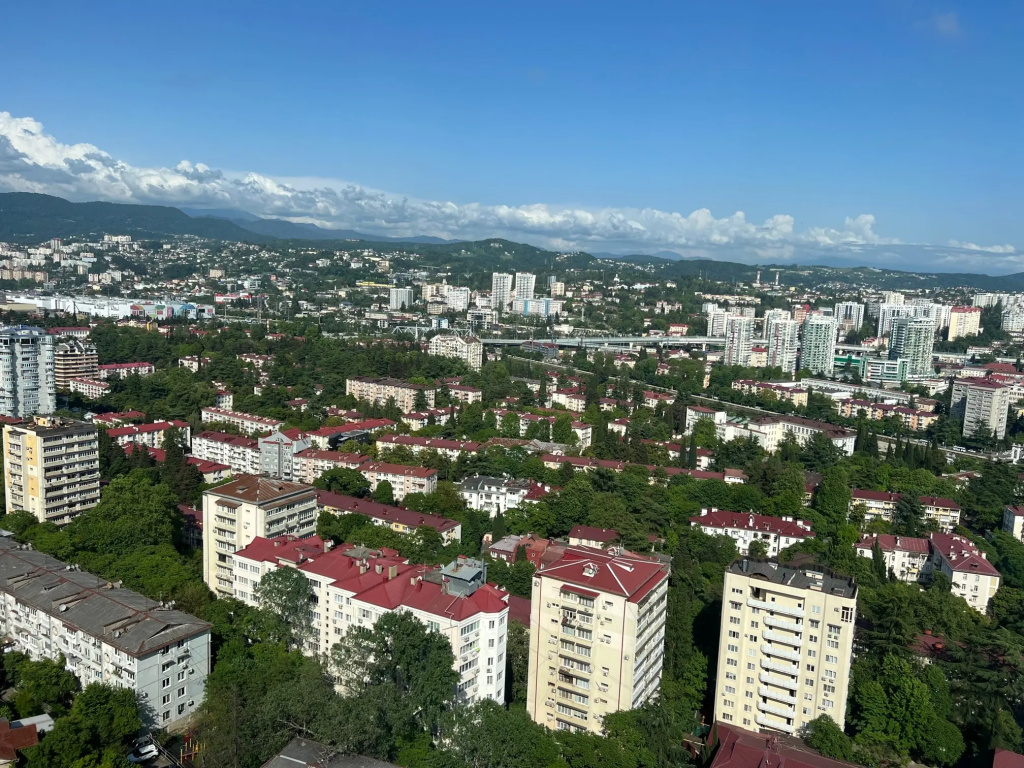 Квартира Уютная Трехкомнатная с Изолированными Спальнями в Центре Сочи