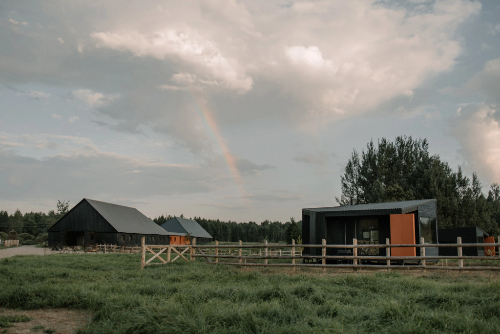 Глэмпинг Панорамные мини-домики на ферме Nomad Houses на Браславе