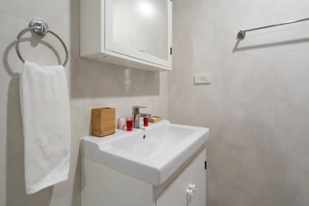 46m2 Luxury Poolside 1 Bedroom Free Netflix Apartments	