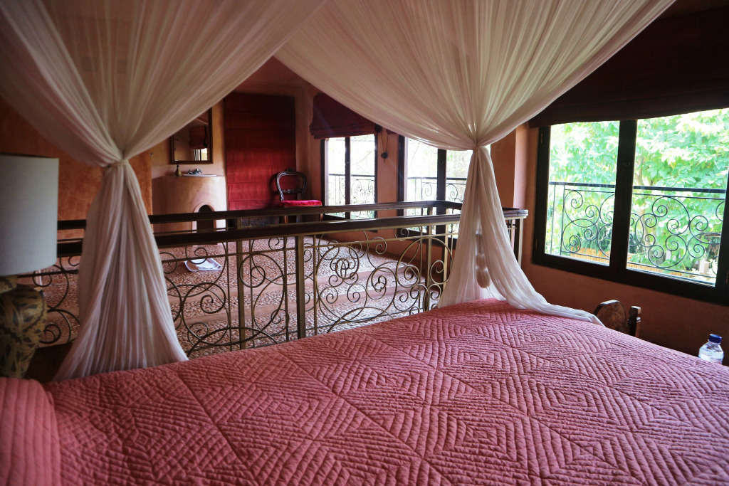 Отель La Taverna Suites