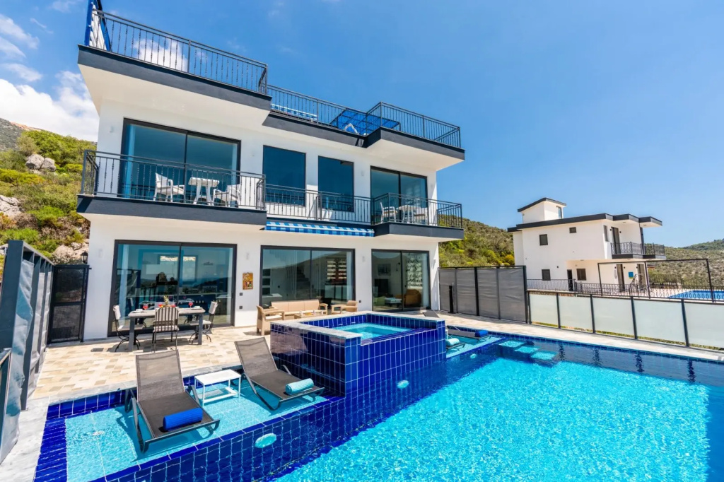 Вилла Modern Villa Overlooking the Sea