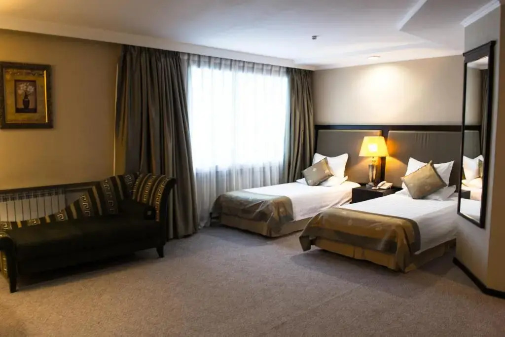 Shiny River Hotel